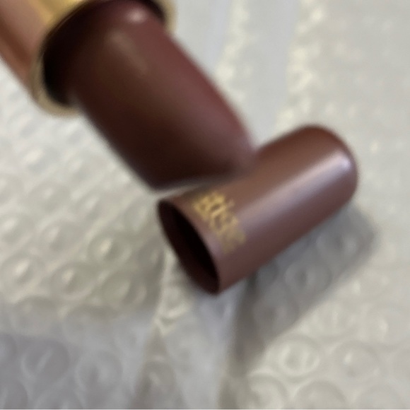 Prestige Cosmetics Lipstick damaged - Picture 2 of 10